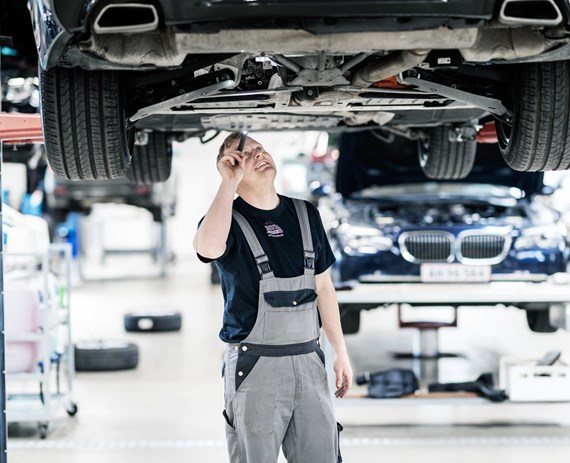 Erfahrener Techniker in der Kfz-Werkstatt