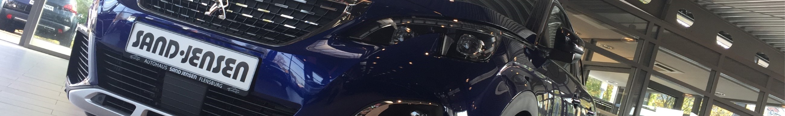 Front eines blauen Peugeot im Autohaus Sand Jensen bei Neumünster