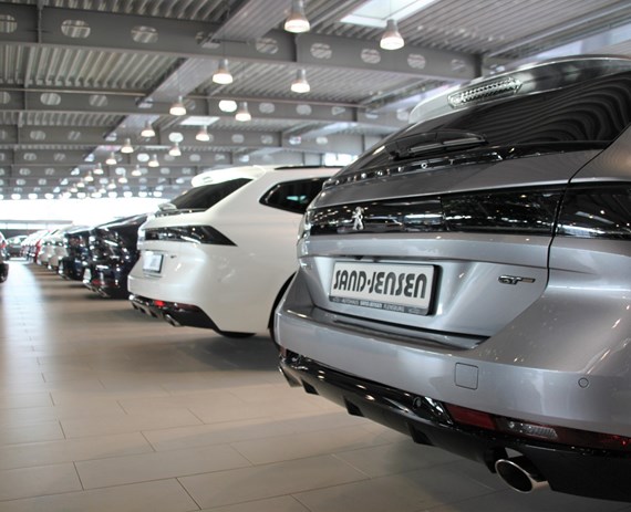 Heck eines Peugeots im Autohaus Sand Jensen
