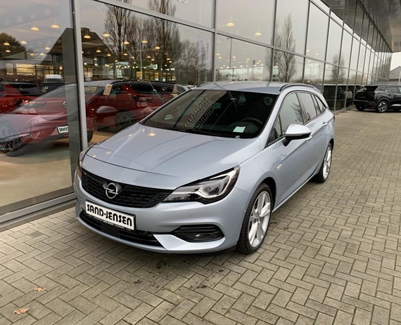 Ein silberner Opel in einem Autohaus in Neumünster