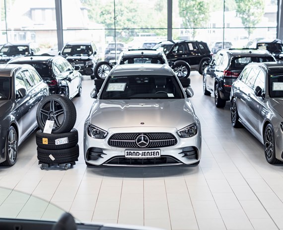 silbernes Mercedes-Fahrzeug im Autohaus Sandjensen