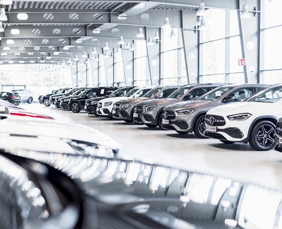 Mercedes-Fahrzeuge aufgereiht im Autohaus Sandjensen