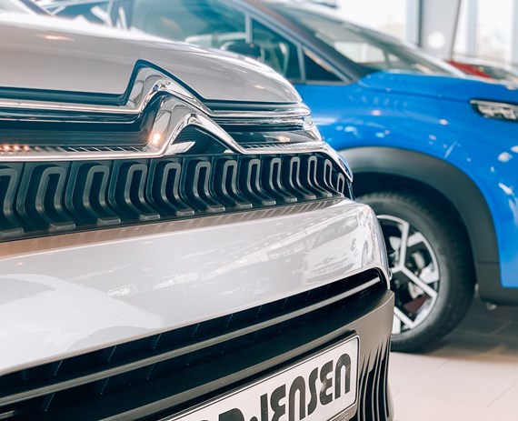 silbernes Citroën-Fahrzeug mit dem Logo im Vordergrund
