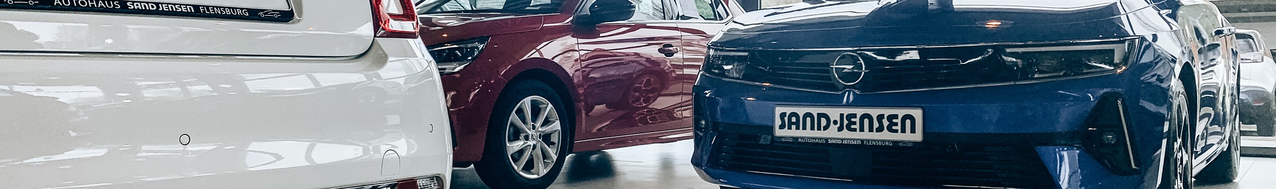 blaues Opel Fahrzeug im Autohaus Sandjensen