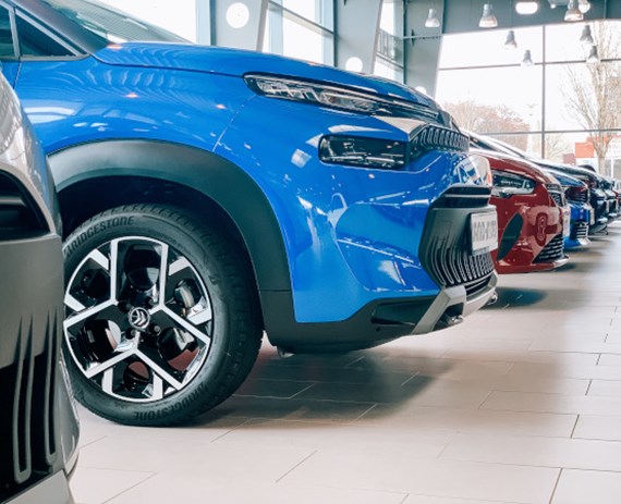 Front eines blauen Citroën von der rechten Seite bei Sand Jensen